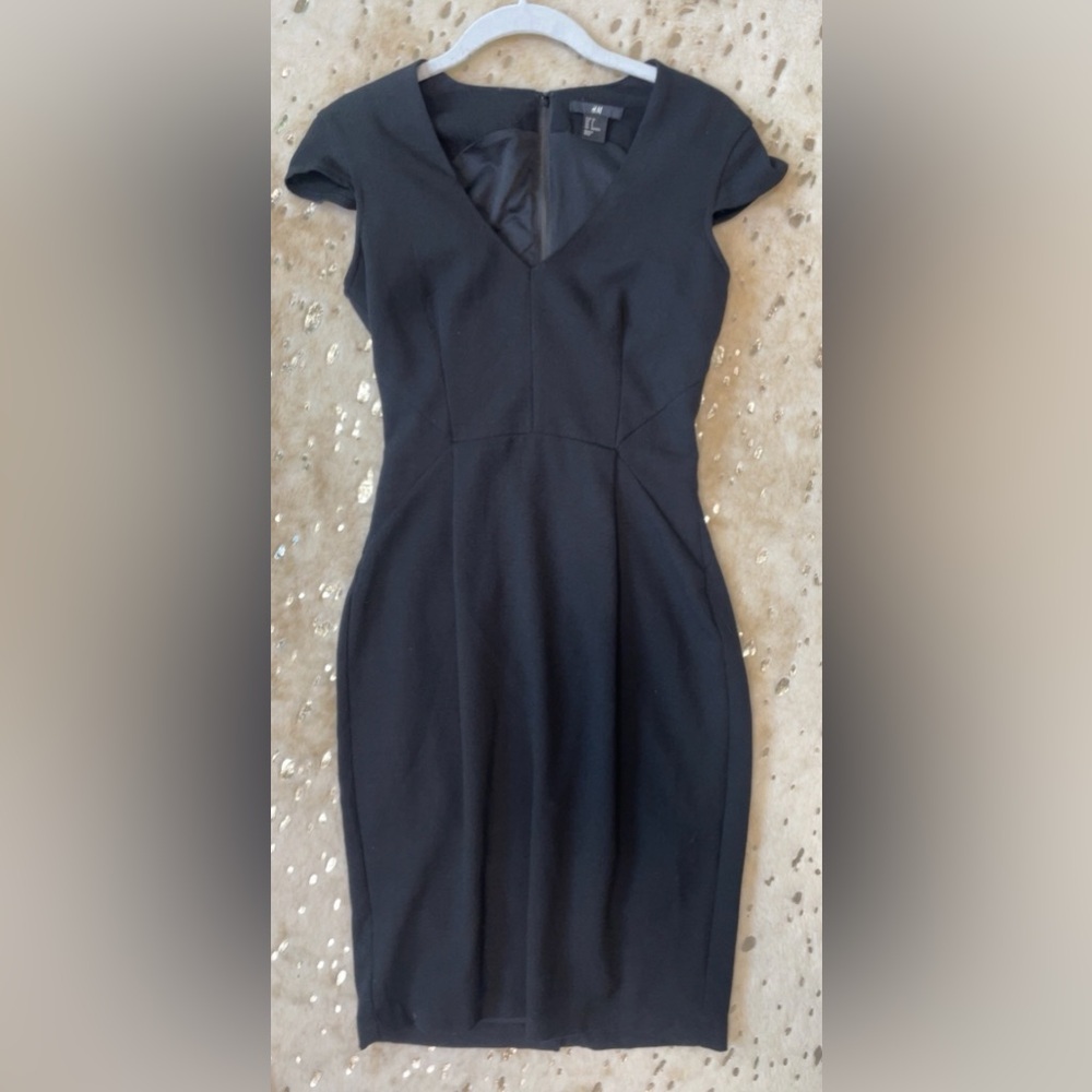 H&M Black V-neck Fitted Dress 4